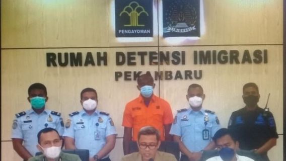 Dideportasi ke Malaysia, WN Nigeria Ucapkan Terima Kasih ke Imigrasi Pekanbaru Bisa Main Tenis dan Catur