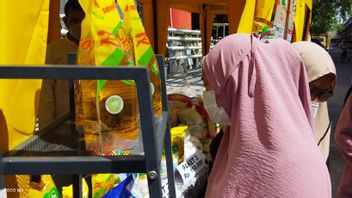 Residents In Dense Settlements In Central Jakarta Aim For The Ramadan Bazaar To Get Cheap Packaged Cooking Oil