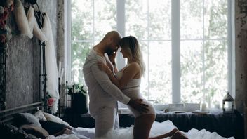 Suami Harus Tahu, Ini Hal yang Ingin Didengar Perempuan Saat Bercinta