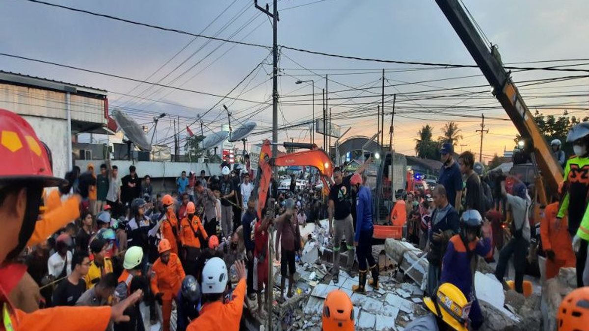 15 People Allegedly Trapped In Collapsed Minimarket Building In Banjar, South Kalimantan