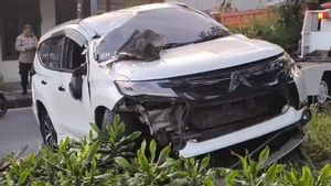 Ngantuk的司机,Pajero Putih在Jatinegara撞上了人行道和树木的障碍物