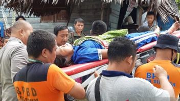 شرطة سيبولغا تساعد في إجلاء السكان الذين دفنت منازلهم بسبب الانهيارات الأرضية