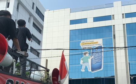 Di Depan Kantor AHY, Aktivis Lingkungan Hidup Protes Ada Sertifikat Tanah Terbit di Hutan Lindung