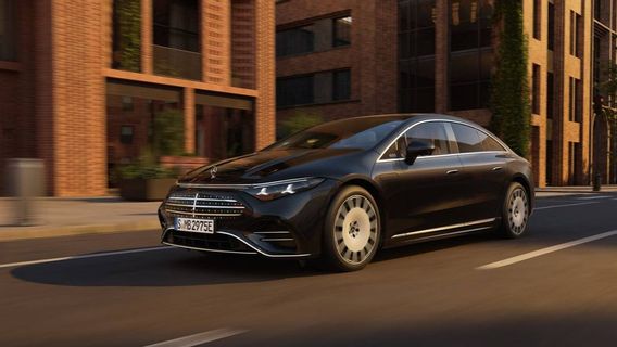 メルセデス・ベンツEQS 2026は925kmの走行距離を持ち、AI技術を搭載