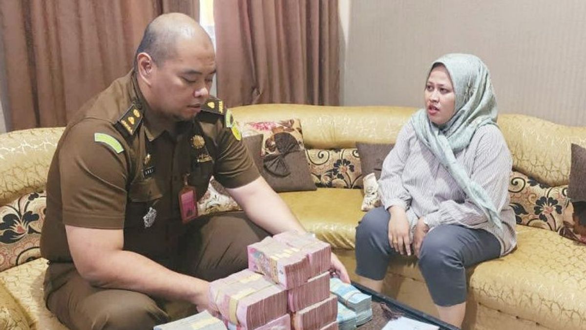 Kejari Tabalong Deposits IDR 1.8 Billion In Replacement Money For Corruption Convicts