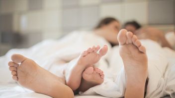 Cara Seksi Mengajak Suami Bercinta, Istri Mau Coba?