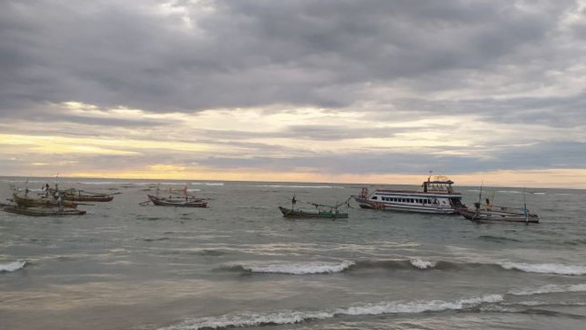 Be Alert, Waves In Bengkulu Waters Reach 4 Meters