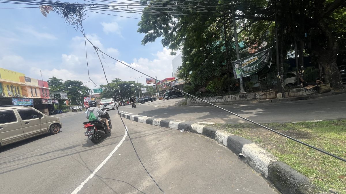 Kabel Udara Membentang di Jalan Ciledug Raya, Pemkot Tangerang ‘Colek’ PLN dan Telkom