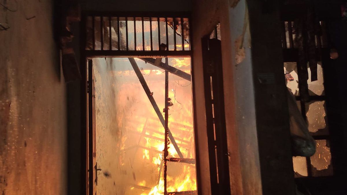 Starting With The Sound Of The Explosion, The Ceiling Of A Resident's House In Cakung Caught Fire