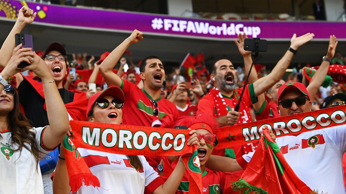 摩洛哥人聚集在卡萨布兰卡，庆祝他们的国家队成功晋级2022年世界杯半决赛