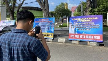 banderole 'Allah sait tout et tout le monde le sait' PPNI Banda Aceh P épideres de l’hôtel de ville de Buntut licenciement de 37 infirmières