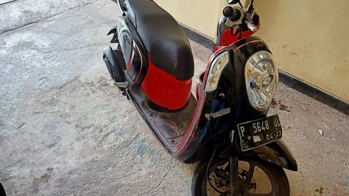 Se Sentant Blessés, Les Hommes De Banyuwangi Volent La Moto De La Femme De Siri