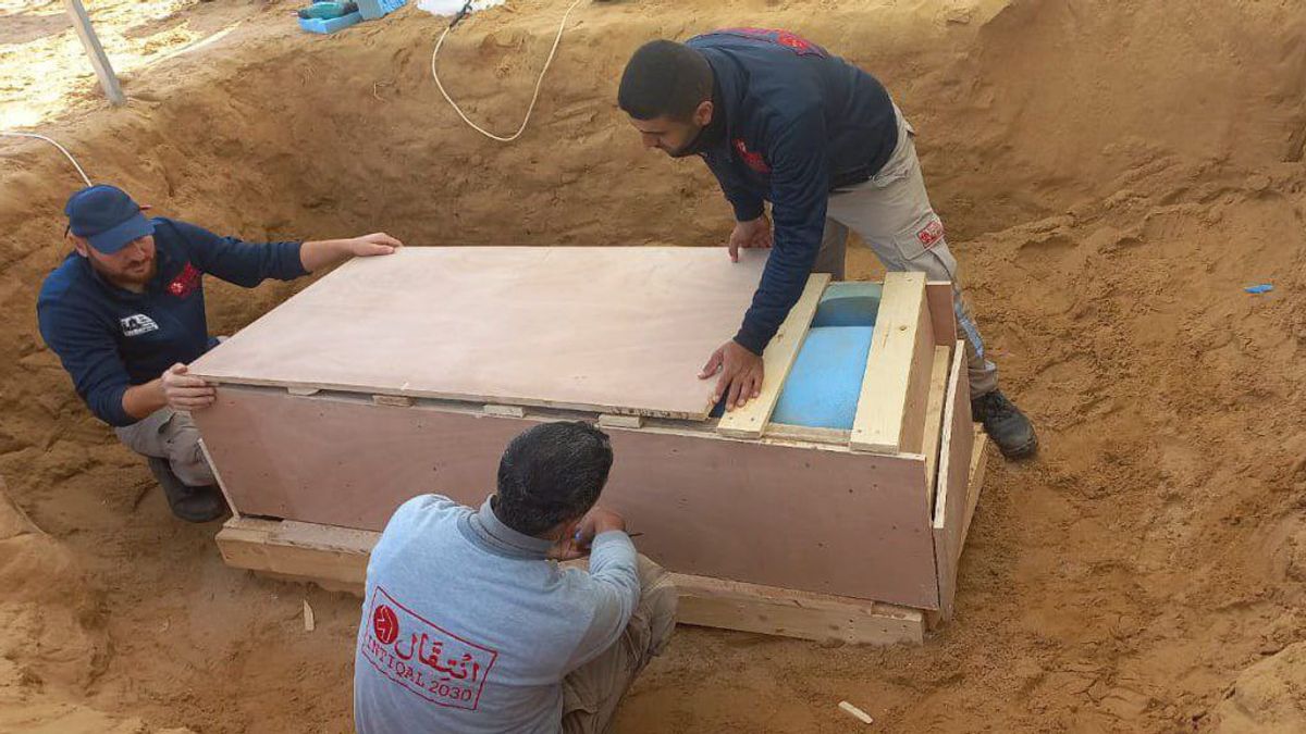 考古学者がガザのローマ時代の墓地で希少な錫石棺を見つけた