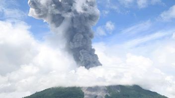 イブ噴火山と高さ1,500メートルの火山灰柱