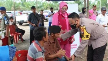 Polres Padang Lawas Bagi-Bagi Sembako bagi Kaum Dhuafa 