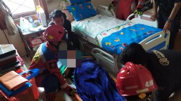 Damkar Jaksel Bantu Wanita Obesitas Naik ke Lantai 2 Rumahnya di Tebet