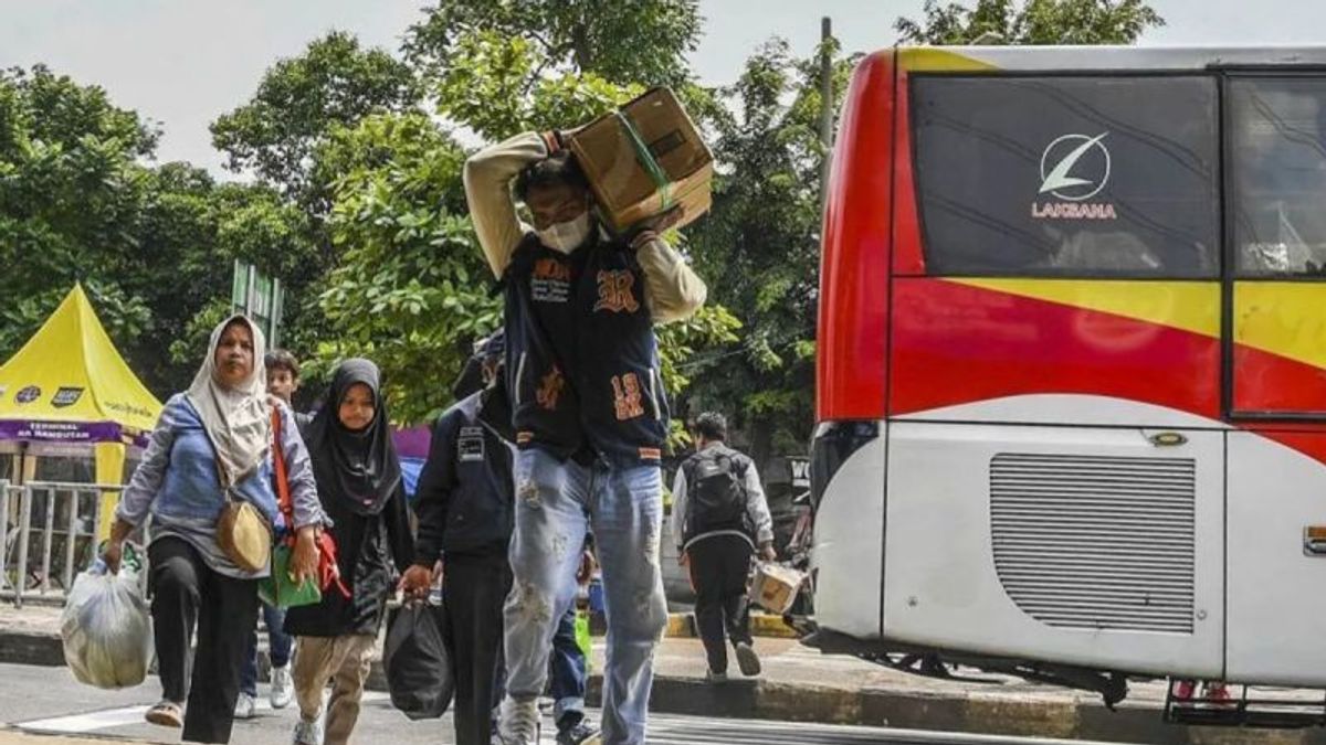Les habitants trouvent à nouveau des familles régionales à Jakarta