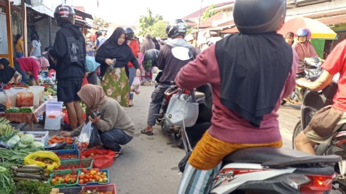 Due To The 2 Meter Flood, Traders At Kapuas Hulu Market Were Forced To Sell On The Highway