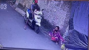 Miris, Ayah dan Ibu Ajak Anak Mencuri Tabung Gas 3 Kilogram saat Jalan-jalan Naik Motor