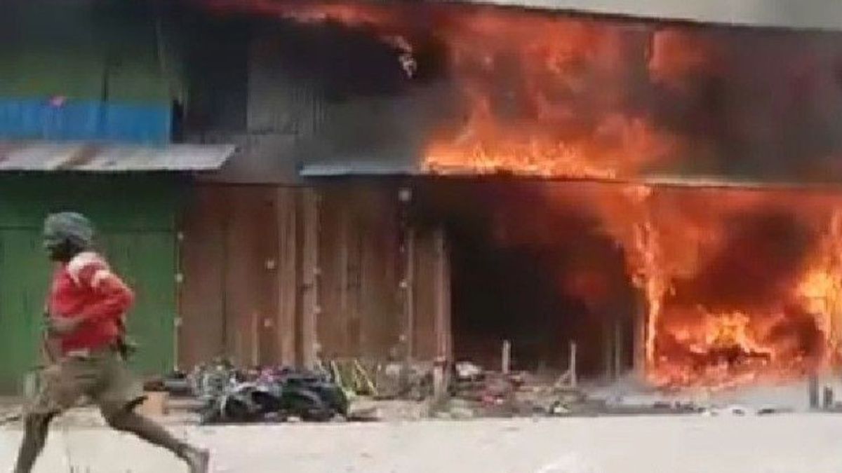 الشرطة تعين 3 مشتبه بهم في قضية حرق سوق Waghete Deiyai التي أثارها مشترو الملابس الذين يشكون من الحكة