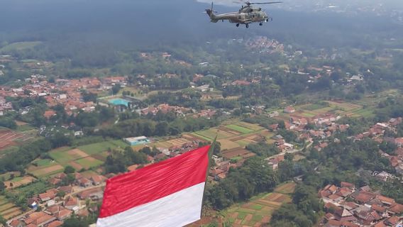 インドネシア76周年、TNI AUヘリコプターが巨大な赤と白の旗を掲げる