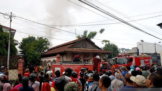 Jalan Sempit, Tim Gabungan Damkar Kesulitan Padamkan Api yang Membakar 5 Rumah dan Toko di Gorontalo