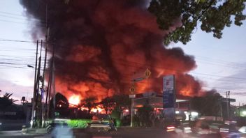 Worried That The Fire Would Spread To Gas Stations, The East Jakarta Fire Department Joined The Extinguishing The Burning JNE Warehouse In Depok