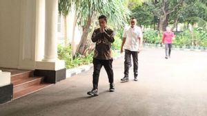 Wearing A Black Sneaker, Gibran Arrives At The Office House Of Vice President Ma'ruf