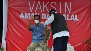 Tensi Darah Sempat Naik, Ketua DPRD Surabaya Menunggu 20 Menit sebelum Disuntik Vaksin COVID-19
