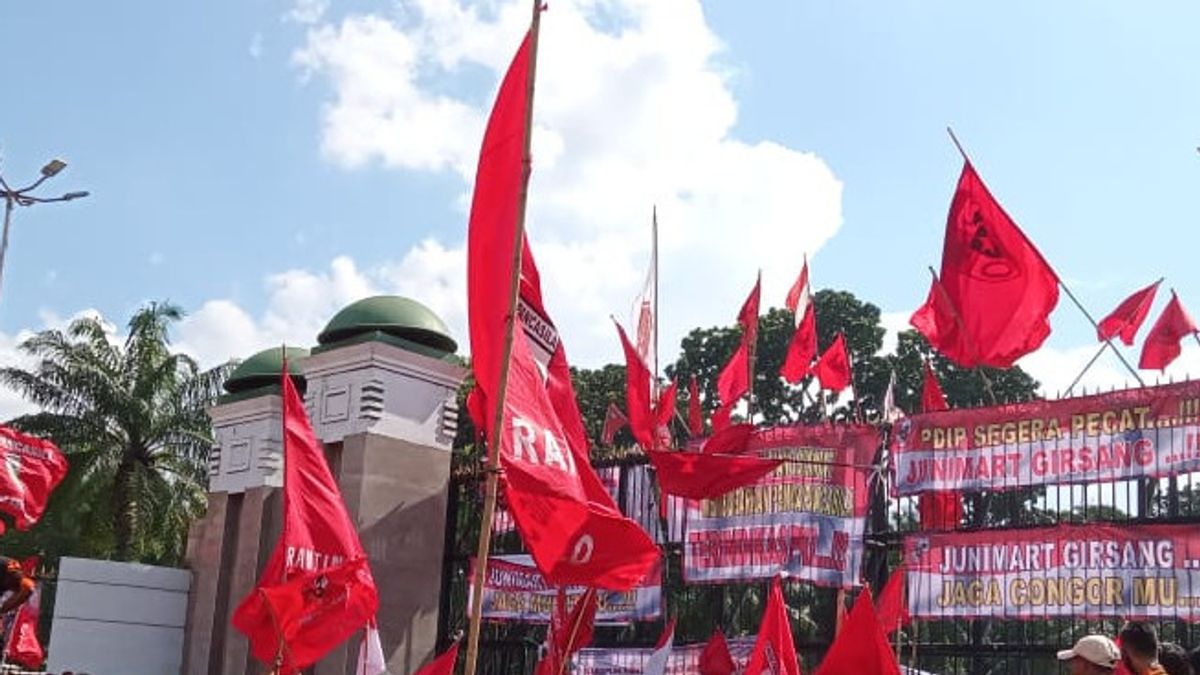 Polisi Tertibkan Atribut Ormas di Tangerang: Bendera, Simbol, Sampai Gardu Bakal Diamankan 