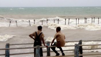Hit By 3 Meter Waves, Two ASDP's Ships Were Forced To Return To Kupang