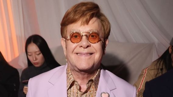 ce : Bien qu'il soit naturellement aveugle, Elton John promet de nouvelles œuvres de musique