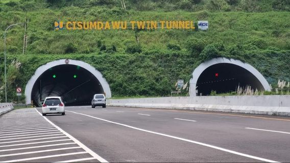 Voyant une série de composants de sécurité dans le tunnel de péage kembal Cisumdawu