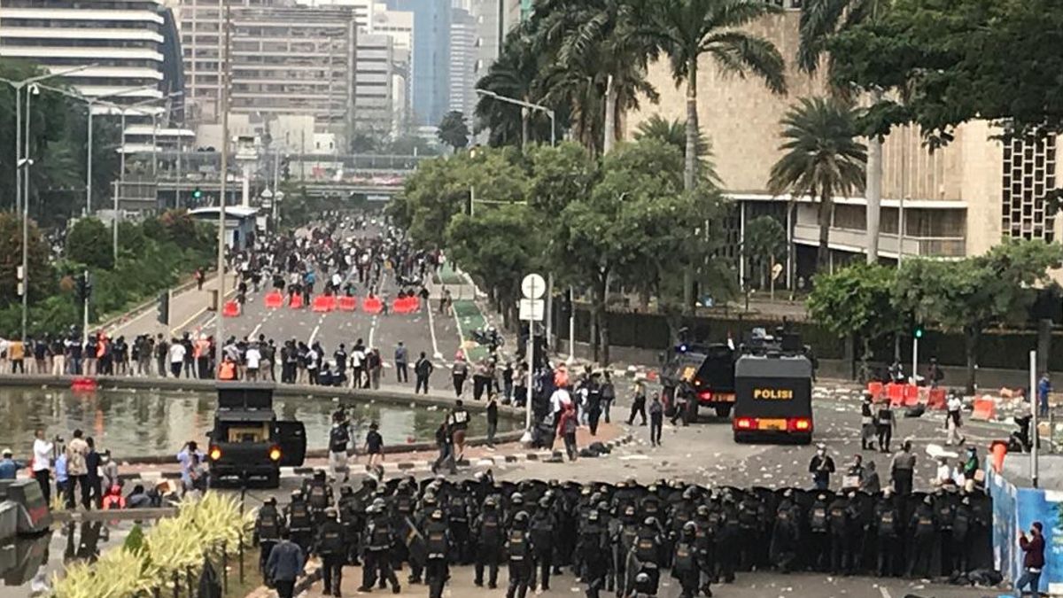 Barikade Polisi Terus Bergerak dari Patung Kuda ke Arah Sarinah untuk Bubarkan Massa 