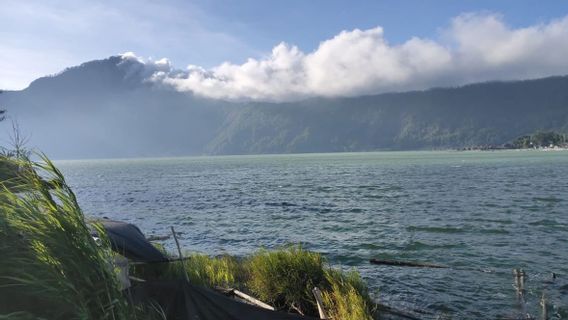 70 Tonnes De Poissons Morts Dans Le Lac Batur En Raison Des éclats De Soufre, Wabup Bangli Distribue De La Nourriture Aux Pêcheurs