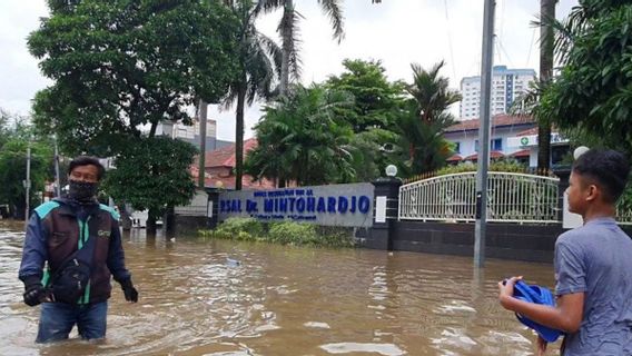 これらの3人の有名人は、ジャカルタの洪水に関して異常な反応を与えます