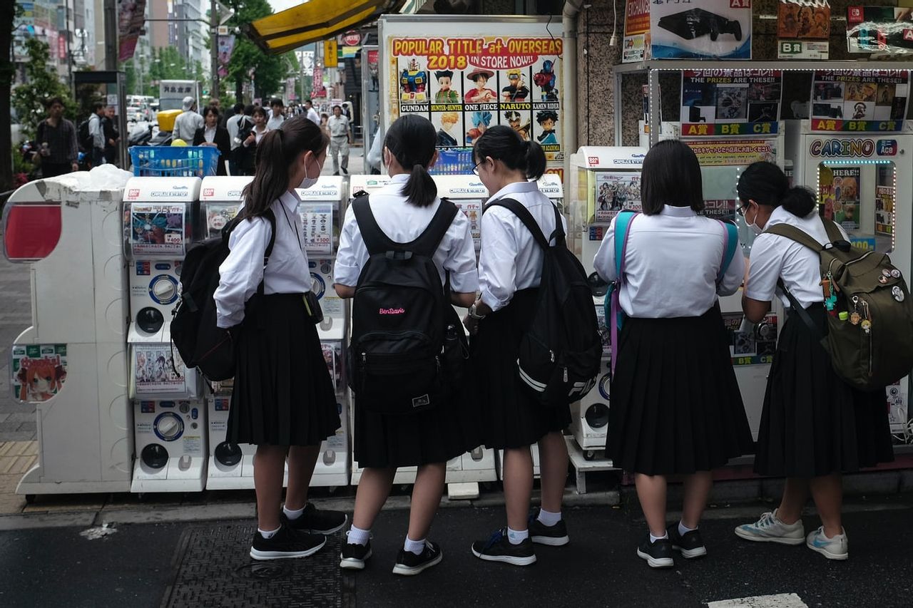 日本女学生的头发上禁止扎马尾辫，担心她们的后背会引发学生的性唤起