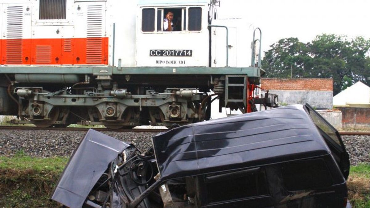 チタヤム・デポック駅交差点での車とKRLの衝突、走行障害