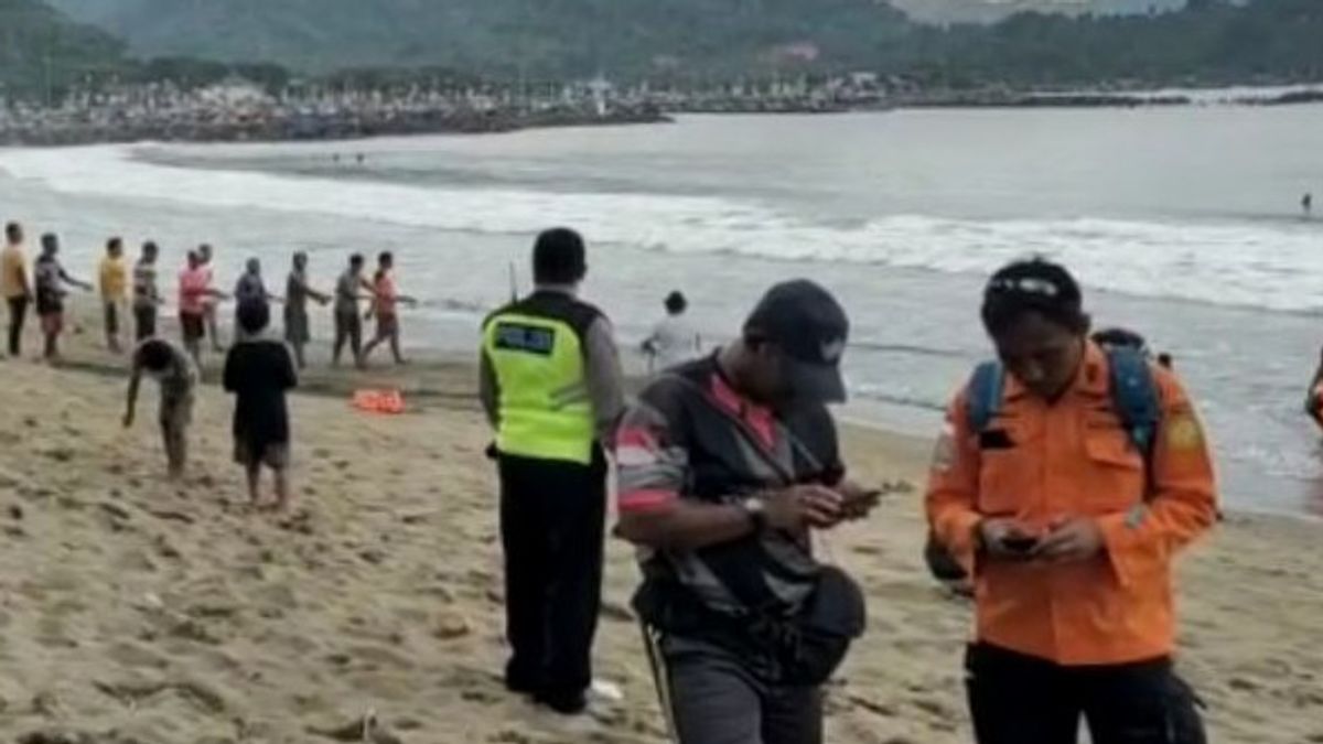 ابحث عن السياح الغارقين في شاطئ بريجي ترينجاليك مقيد بسوء الأحوال الجوية
