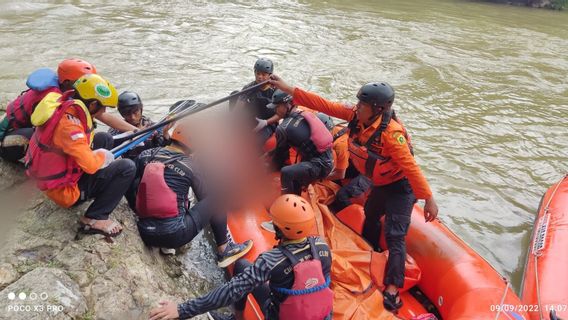 Tim SAR Gabungan Temukan Jasad Pencari Barang Rongsokan yang Tenggelam di Sungai Cihaniwung