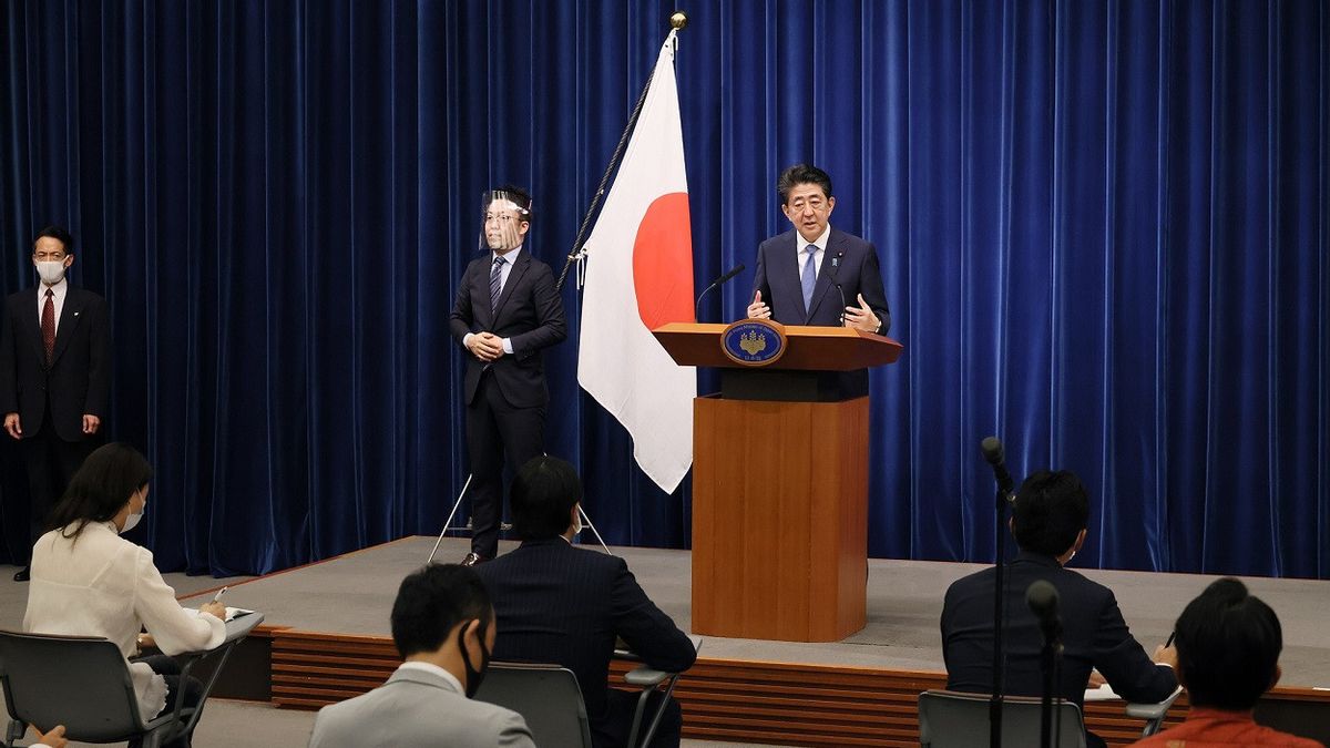 رئيس الوزراء السابق يعلق على تايوان والصين تستدعي السفير الياباني في بكين