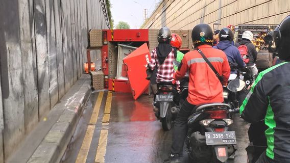 Usai Isi BBM, Mobil Damkar Jaksel Terguling di Underpass Pasar Minggu