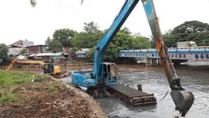 Pramono Tinjau Pengerukan Kali Sepak Kembangan, Targetkan Daya Tampung Air Bertambah