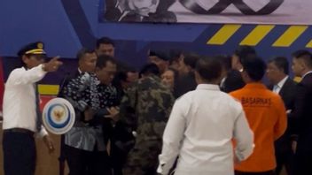 ATR 42-500便の犠牲者の追悼式典でトレングゴノ・ピンサン大臣