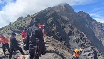 Sar évacue les escaliers brésiliens de Juliana Marins depuis le mont Rinjani