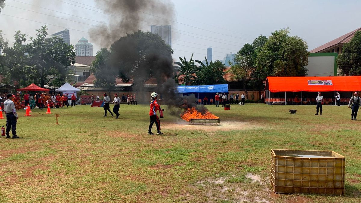 Cegah Kebakaran Sejak Dini, Relawan Pemadam Kebakaran Tanah Abang Ikuti Tes Pemadaman Api