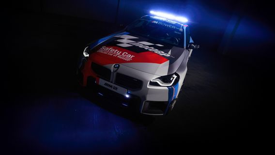 سيارة BMW M2 الجديدة جاهزة للقيام بواجباتها كسيارة أمان للدراجات النارية