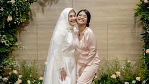 Senyum Bahagia Siti Adira Kania di Acara Pernikahan Ikke Nurjanah dan Karlie Fu