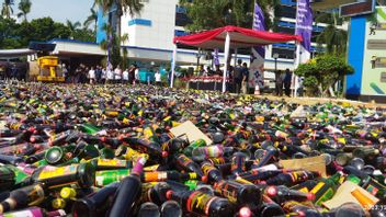 Le quartier général de la police et des douanes détruisent des dizaines de milliers de bouteilles de Mirza avant Noël et le Nouvel An