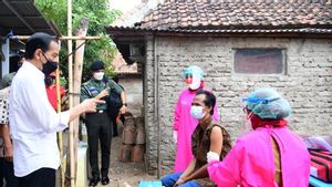 Tinjau Vaksinasi <i>Door to Door</i> di Cirebon, Jokowi: Jemput Bola dalam Rangka Vaksinasi Bisa Kita Percepat